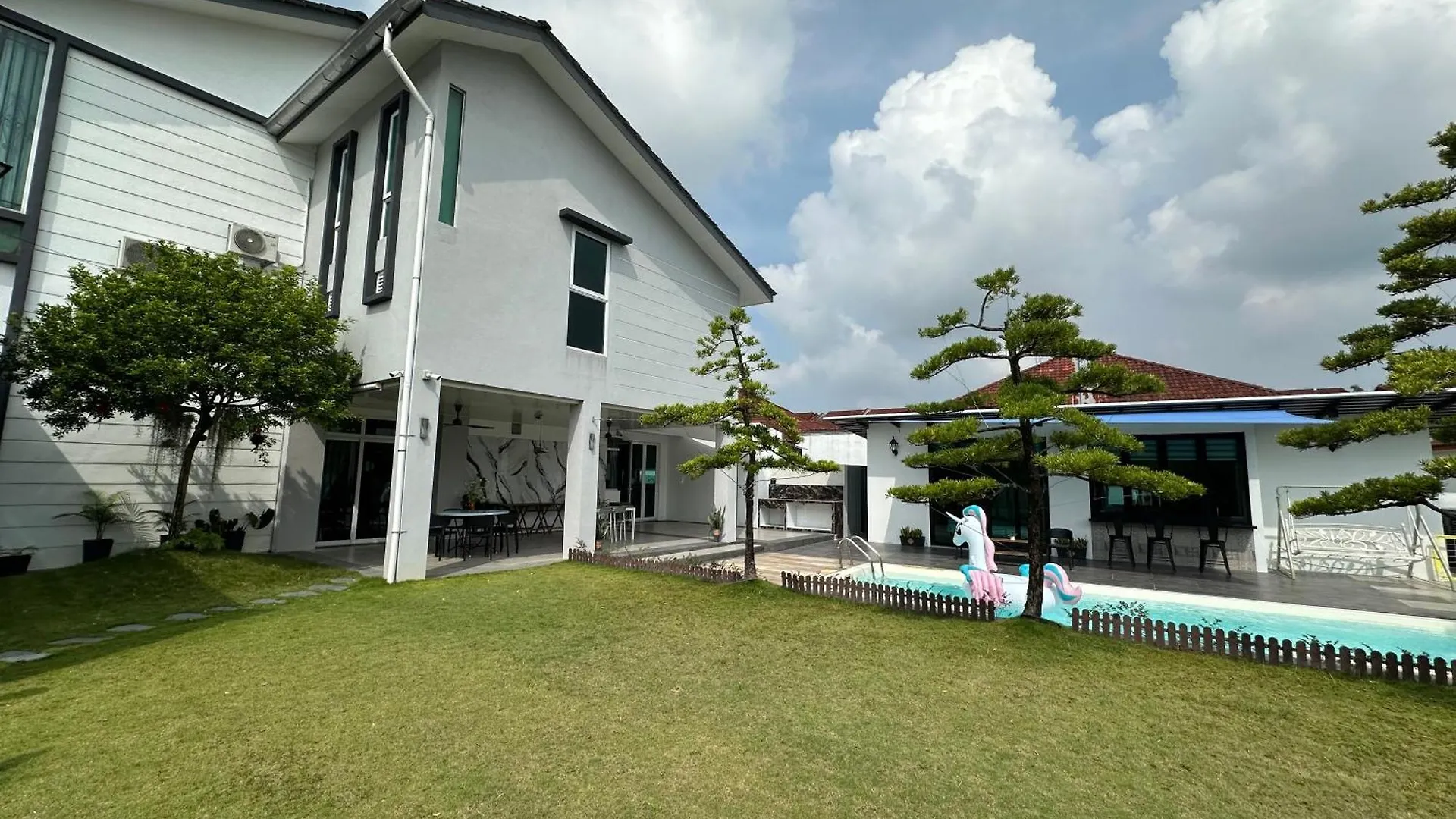 Stylish Villa Alma Simpang Ampat